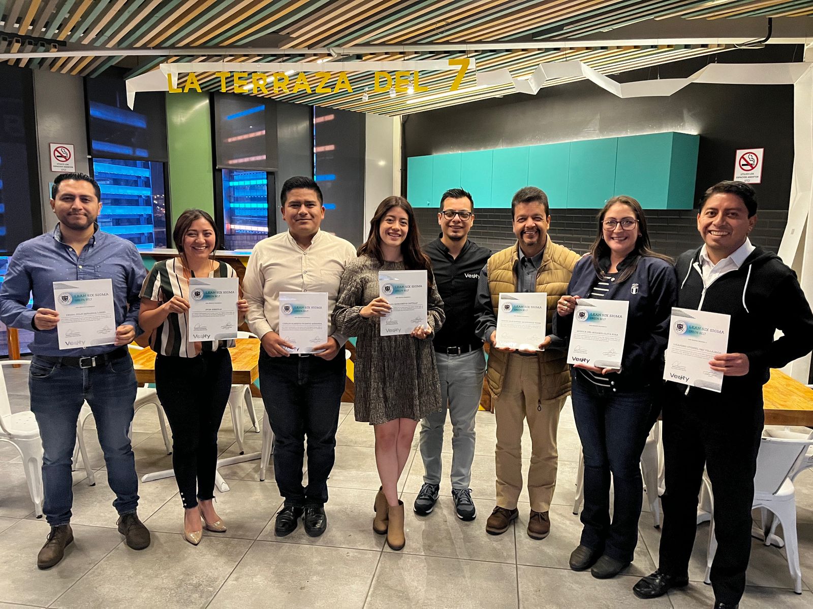 Cierre de certificación Green Belt — equipo Verity con participantes