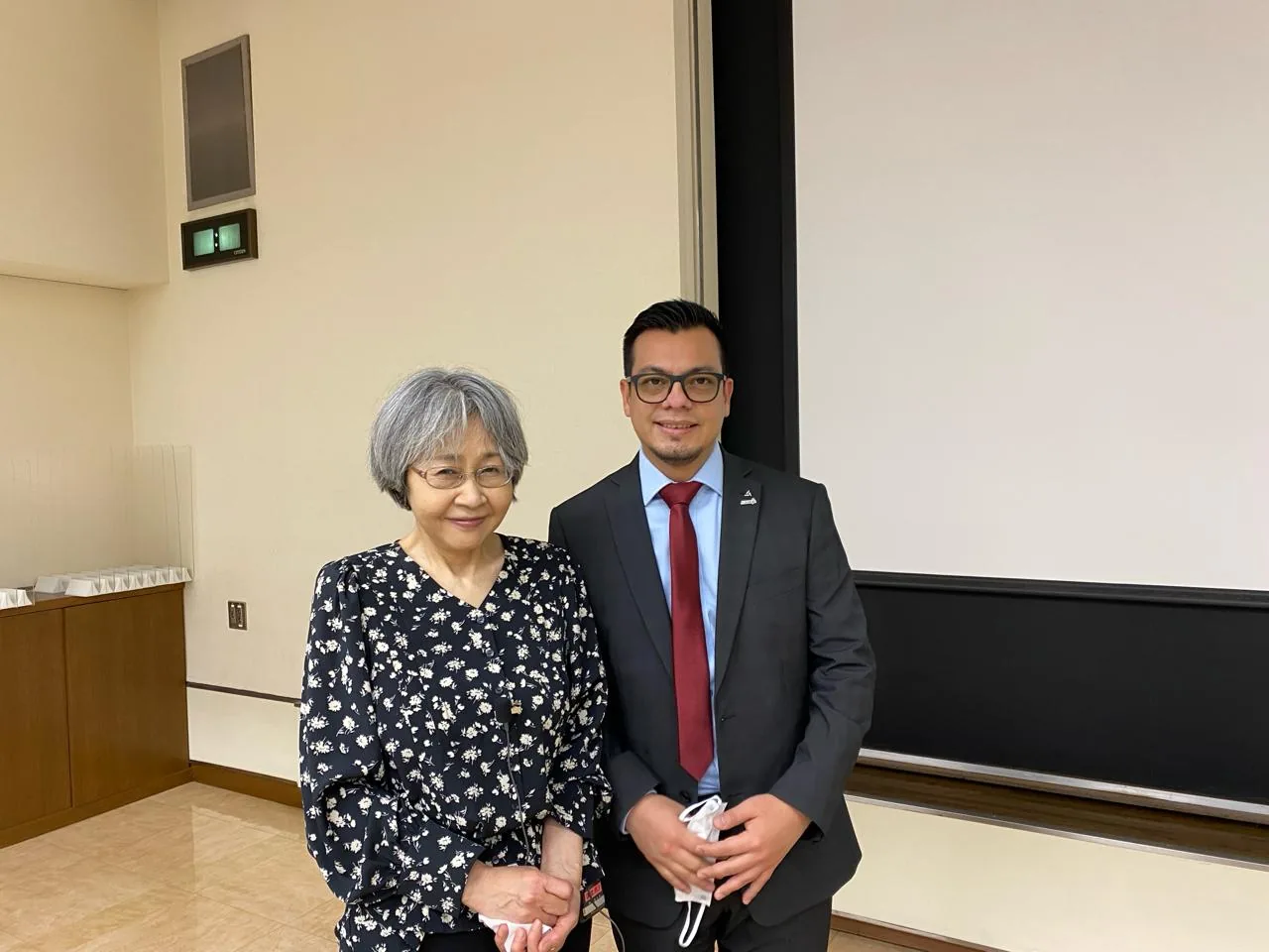 Rodrigo Enríquez con el ponente Narusawa en Japón — formación AOTS