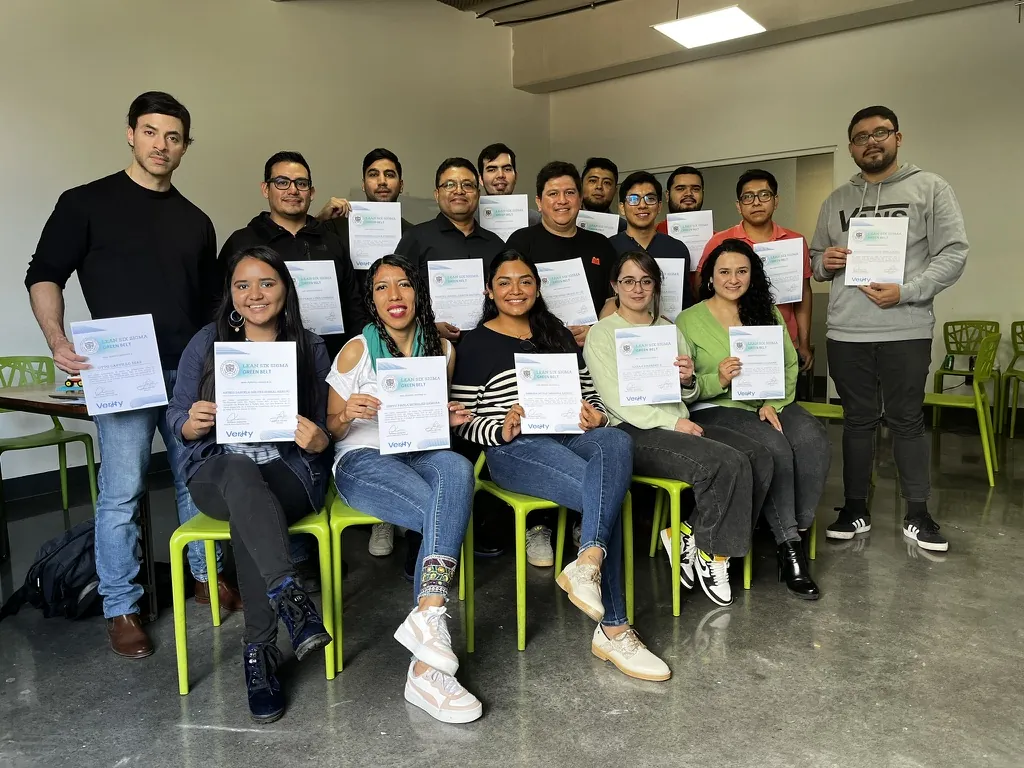 Participantes durante una actividad de la certificación Green Belt de Verity